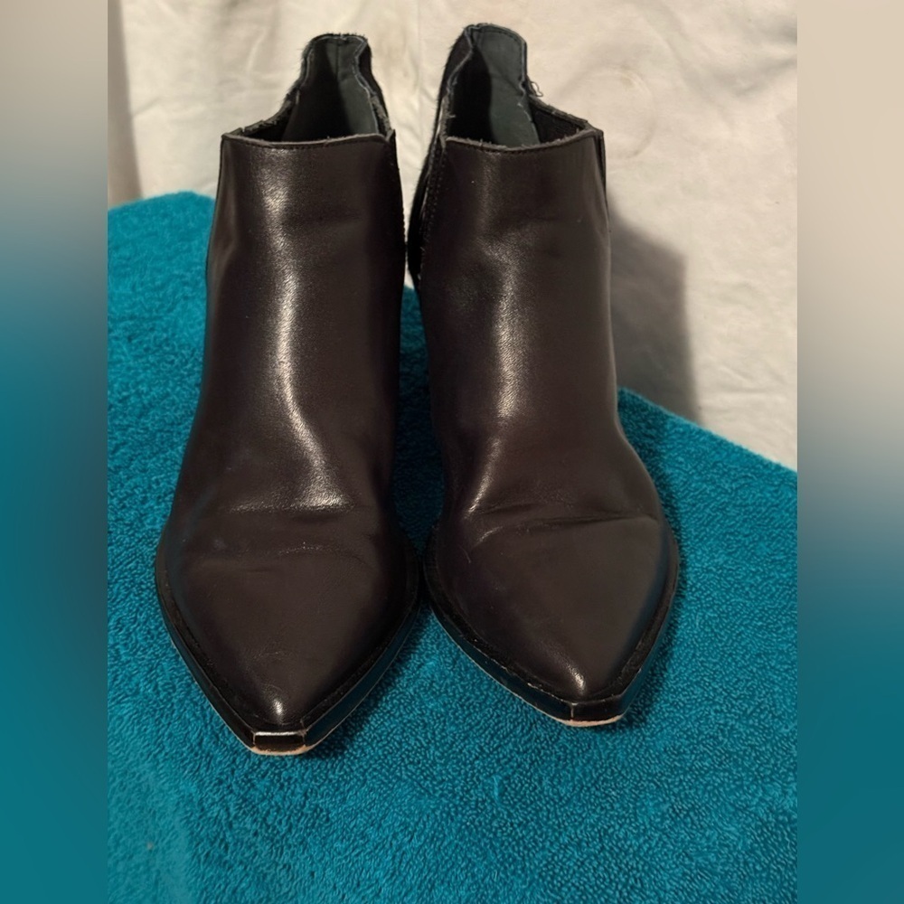 Dolce Vita “Shana” Black Leather Ankle Booties women's sz 6 Fur Heel